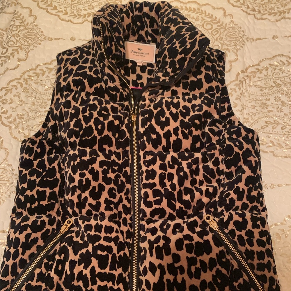 Juicy leopard velour vest.